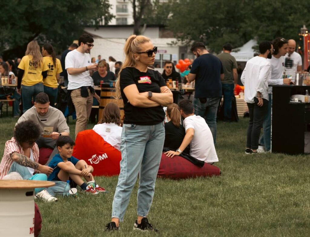 femeie blonda la festival